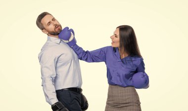 Öfke kontrolü. İki iş adamıyla iş kavgası. İş adamları birbirlerine karşı savaşırlar. İş kavgası. İş ortakları boks eldivenleriyle dövüşüyor..