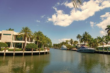 Sahil limanı yaz için mükemmel bir yer. Varış noktası. Deniz kenarındaki yaz mevsiminde yatı olan bir liman. Limanda teknesi ve palmiyesi olan bir deniz kenarı varış yeri. Yaz gevşemesi.