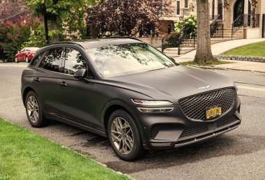 New York City, ABD - 26 Ağustos 2023: 2022 Genesis GV70 3.5T spor araba park edilmiş, yan görüş.