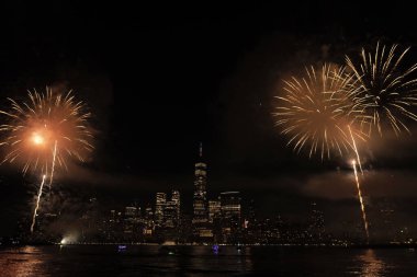 New York Manhattan havai fişekleri arifesinde. Manhattan 'da havai fişekler. New York 4 Temmuz Havai fişekleri. Flashing Fireworks ile New York City Skyline Manhattan. Bağımsızlık Günü