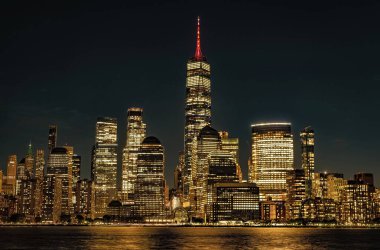 Gece Manhattan ve Hudson nehri. Metropolitan şehri. Metropolis şehir manzarası. New York şehir merkezi. ABD. Geceleri Manhattan silueti. New York şehri. New York 'un gökdelen binası. New York şehir mimarisi.