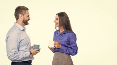 Meslektaşlar kahve molasında iş görüşmesi yapıyorlar. Beyazlar arasında izole edilmiş iş adamları için..