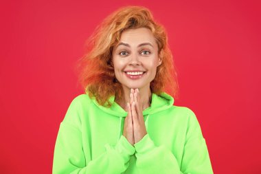 Pembe kapüşonlu bir kadın. Moda modeli. Şık kapüşonlu kızıl saçlı kız. Sıradan kapüşonlu, şık, beyaz bir kadın. Modayla ilgilenen kız modaya uygun ve parlak görünüyor. Doğuştan şık..