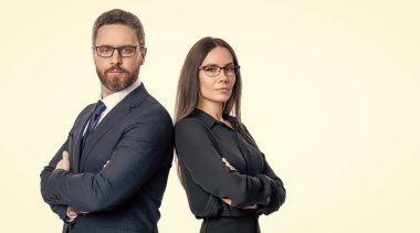 İş projesinde çalışan iş adamları. Yeni bir iş projesinde işbirliği yapıyorum. Beyazlar üzerinde izole iş adamları. Ofiste bir araya gelen iş adamları. Alan reklamını kopyala.