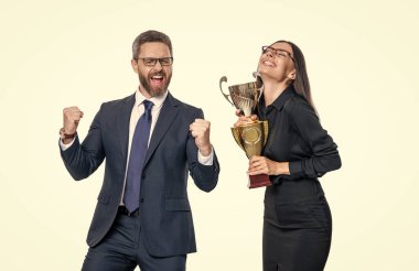 İki iş adamı başarılı bir görüşme için beyazları izole etti. Başarılı iş kadını takım elbiseli adam şampiyonluk kupasını tutuyor. İş ödülü ve başarı. İş başarısı. Kupa kazanan şampiyon..