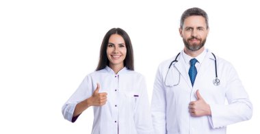 İki doktor doktorluk yapıyor. Sağlık uzmanı doktor beyazı izole etti. İlaç ve sağlık sigortası. Doktor reklam öneriyor, başparmağınızı kaldırın. Sağlık hizmeti reklam afişi.