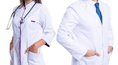 Steteskobu olan doktor beyaza izole edilmiş. Paltolu profesyonel doktor ve tıp kadını. İlaç ve sağlık sigortası. Hastanedeki doktor. Tıp alanında iki doktor. Tamamlayıcı uygulayıcı.