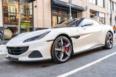 New York, ABD - 15 Mart 2024 Ferrari Portofino M üstü açık lüks araba. Ferrari Portofino M dışarıda park halinde. Ferrari Portofino 'nun spor arabası. Ferrari Portofino üstü açılı..