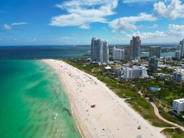 Miami kıyı şeridi. Miami güney sahili hava manzaralı. Deniz sahili kıyısı ve kıyı şeridi. Miami, Florida 'da yaz tatili. Sahilde deniz tatili. Marina manzaralı. Turkuaz sular.