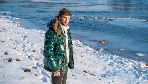 человек в верхней одежде на открытом воздухе с копировальным пространством. стильный мужчина в верхней одежде на открытом воздухе. Мужчина в верхней одежде на праздники. Человек в верхней куртке.