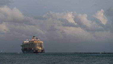 Miami, Florida, ABD - 01 Kasım 2024: yaz tatilinde yolcu gemisi. Gemi seyahati ve deniz seyahati. Lüks yolcu gemisi. Uzayı kopyala Mein Schiff 1 Valletta. Gemi seyahati.
