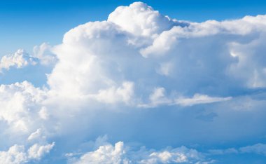 Bulutlu gökyüzü arkaplanı. Gökyüzünde bulut. Bulutlu bir arka plan. Beyaz bulutlu mavi gökyüzü. Gökyüzü ve bulutlar. Bulutlu gökyüzü. Bulutlu gökyüzü arka planı. Yumuşak bulut.