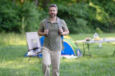 Ormandaki çadırda çadırda İspanyol bir adam. Bir yaz günü doğa yürüyüşçüsü. Yaz kampı ve doğa tatili. Yaz kampındaki adam. Kamp macerası. Yürüyüş konsepti. Kamp çadırı. Doğa kaçamağı.