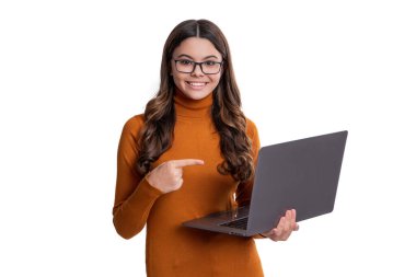 Dizüstü bilgisayar kullanarak gözlük koruyan bir kız. İnternetten okul eğitimi. Videodaki genç kız. Okul blogu. Genç kızlar internetten beyazları izole ediyor. Online eğitim. Okula dönelim. İşaret parmağı.