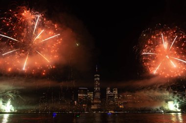 New York Manhattan havai fişekleri arifesinde. Manhattan 'da havai fişekler. New York 4 Temmuz Havai fişekleri. Flashing Fireworks ile New York City Skyline Manhattan. Bağımsızlık Günü