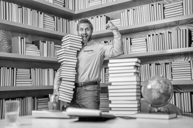 Bilgi ve eğitim. Okul kütüphanesi. Öğretmenler günü. Öğretmenim okulda. Kütüphane sınıfında kitabı olan bir öğretmen. Üniversitede İspanyol bir öğretmen. Kütüphanede kitapları olan bir adam. Okuma gücü.