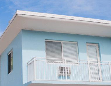 Dış görünüşü olan bir apartman dairesi. Bina cephesi manzarası. Konut mimarisi. Mimari dış görünüş. Evin dış kısmı parçalanmış. Modern apartman cephesi.