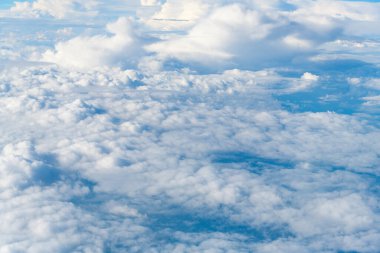 Bulutlar gökyüzünde. Bulutlar - Mavi gökyüzü ve beyaz bulutlar. Bulutlu güzel mavi gökyüzü arkaplanı. Mavi gökyüzünde beyaz kabarık bulutlar. Mavi gökyüzü ve beyaz gündüz bulutları.