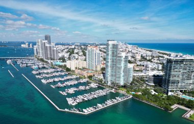 Biscayne Körfezi. Lüks yatı olan Miami marinası. Yaz tatili. Lüks Güney Sahili marinası. Lüks bir yat. Miami güney sahili manzaralı. Yat kulübü. Marina Miami, Florida 'da. Lüks yatlar.