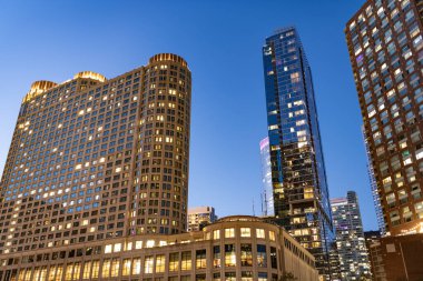 Chicago gökdelenin mimarisi. Şehir gecesi aydınlatılmış bina. Gökdelen şehir manzarası. Chicago 'nun gece şehri. İş şehri. Chicago gökdelen binasının gece manzarası. Chicago Sahil Yolu.