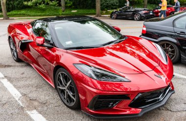 Chicago, Illinois - 29 Eylül 2024 Chevrolet Corvette Stingray kırmızı renk. Chevrolet Corvette Stingray sokağa park etmiş.