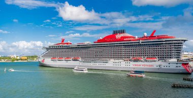 Miami, Florida, ABD - 3 Kasım 2024: Virgin Seyahatleri. Gemi seyahati. Yaz tatilinde gemi turu. Gemi seyahati ve deniz seyahati. Lüks yolcu gemisi.