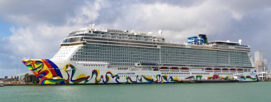 Miami, Florida, ABD - 03 Kasım 2024: yaz tatilinde yolcu gemisi. Gemi seyahati ve deniz seyahati. Lüks yolcu gemisi. Miami sahil limanında bir gemi. Norveç tekrarı. Gemi seyahati.