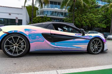 Miami Beach, Florida USA - 10 Haziran 2024: 2019 McLaren 570 's Performance at Miami Beach. İnci rengi McLaren 570 S Performans