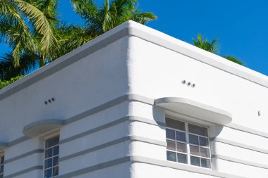 Konut mimarisi. Mimari dış görünüş ayrıntıları. Evin dış kısmı parçalanmış. Modern apartman binası. Balkonları ve palmiye ağaçları olan bir apartman. Binanın düşük açılı görünümü.