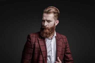 Özel dikim erkek giysisi giymiş sakallı adam. Özel dikim kıyafet giyen bir iş adamı. Şık takım elbiseli bir iş adamı. Resmi terzilik kıyafeti. Eski tarz. Erkek giyim kuşamı. Bespoke takımı..