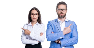 Başarılı iş adamları. İşletme lideri beyazları soyutladı. Ofiste iki meslektaşım var. İş arkadaşı olan iş adamları. İş liderliği ve başarı. Lider, liderliği temsil ediyor. işaret parmağı.