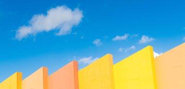 Geometrik turuncu bina tasarımı. Modern mimari. Geometrik şekil. Mavi gökyüzüne karşı modern mimari. Mimari geometrik detay. Dış ve dış görünüş.