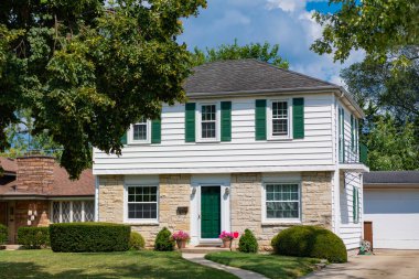 Banliyö ev mimarisi. Özel aile evi. Mahalle mimarisi. Mahallede mülk. Konut mülk evi. Konut mimarisi. Banliyö mahallesi. Özel hayat.