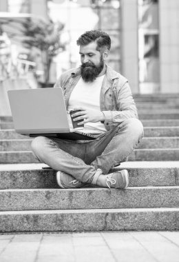 Pozitif Adam Freelancer 'ın kahve molasında görüntülü görüşmesi var. Serbest Çalışan Adam 'ın dışarıyla görüntülü görüşmesi var. Man Freelancer 'ın bilgisayarında video kaydı var. Freelancer 'ın dışarıda görüntülü görüşmesi var..