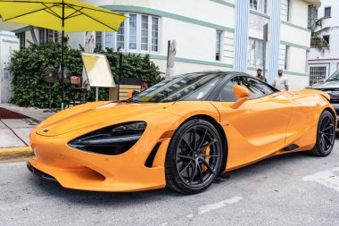 Miami Beach, Florida USA - 8 Haziran 2024: 2019 McLaren 720S Performans Miami Beach. Turuncu 2019 McLaren 720S Performans