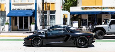 Miami Beach, Florida USA - 8 Haziran 2024 Lamborghini Aventador LP700-4 Miami sahili okyanus yolunda. Lamborghini lüks bir İtalyan otomobil üreticisi.