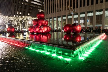 New York City, ABD - 24 Aralık 2023: New York 'ta Noel zamanı. Xmas topu ve çeşme aydınlatması. NYC Noel ışığı. Noel balosuyla süslenmiş bir çeşme. Mutlu Noeller..