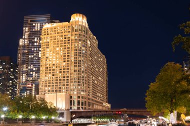 Chicago gökdelenin mimarisi. Şehir gecesi aydınlatılmış bina. Gökdelen şehir manzarası. Chicago 'nun gece şehri. İş şehri. Chicago gökdelen binasının gece manzarası. Parıldayan pencereler.