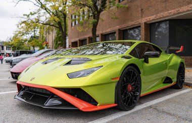 Chicago, Illinois - 29 Eylül 2024: 2021 Lamborghini Huracan STO. Metalik yeşil 2021 Lamborghini Huracan STO sokağa park etmiş. Lamborghini İtalyan lüks arabasıdır..