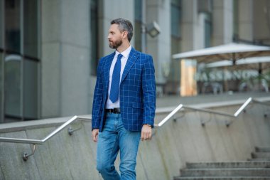Girişimcinin başarısı. Ofis müdürü. Şehirde yürüyen bir iş adamı. Takım elbiseli bir iş adamı. Olgun bir iş adamı. İşletme patronu. Wall Street başarısı. Başarılı bir iş. İsteyen patron..