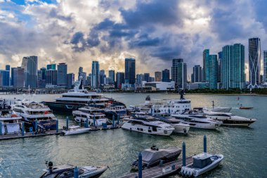 Miami, Florida, ABD - 4 Kasım 2024: Yazın lüks yat. Miami limanına yanaşmış bir yat. Marina lüks şehir manzarası. Yatı olan liman. Lauderdale marinası. Lüks yat kiralama. Miami limanı marinası.