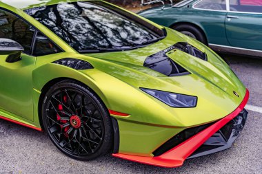 Chicago, Illinois - 29 Eylül 2024: 2021 Lamborghini Huracan STO. Metalik yeşil 2021 Lamborghini Huracan STO sokağa park etmiş. Lamborghini İtalyan lüks arabasıdır.