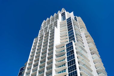 Miami sahilinde mimari bir bina. Gökdelen perspektif görüntüsü. Otel mimarisi. Modern binaların mimarisi. Perspektif yerleşim yeri gökdeleni. Modern gökdelen binası. Alt görünüm.