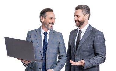 İşletme bilgisayarında serbest çalışmak. Serbest çalışan işadamları beyazları izole ediyor. Uzaktan ofis. Serbest çalışanlar blogu internete yüklüyor. Çevrimiçi çalışan serbest çalışan. Serbest çalışmak için dizüstü bilgisayar kullanan işadamları.