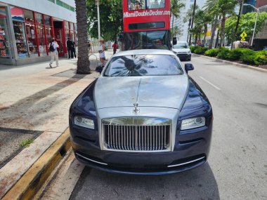 Miami Beach, Florida USA - 8 Haziran 2024: 2014 Rolls-Royce Wraith lüks arabası Miami Beach 'te. Rolls Royce, İngiliz lüks araba markası. ön görünüm