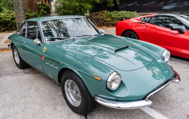 Chicago, Illinois - 29 Eylül 2024: F errari 500 Superfast Speziale 1965. Yeşil Ferrari 500 Superfast Speziale 1965 cadde köşesinde park edilmiş.