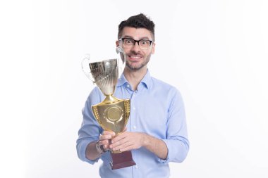 Gözlüklü başarılı bir iş adamı şampiyonluk kupasını tutuyor. İş ödülü ve başarı. İşadamı kazandı. İş başarısı. Başarılı toplantıdaki iş adamı beyazdan izole edilmiş. Müşteri memnuniyeti.