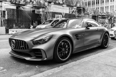 New York City, ABD - 09 Ağustos 2023: Mercedes Benz AMG GT 2018 park edilmiş spor araba, köşe görüş.