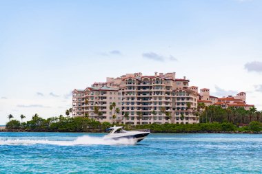 Fisher Adası 'nda lüks bir binada yat. Yaz tatili. Fisher Adası Binası. Lüks tekne motorlu yat. Lüks yat marinaya gidiyor. Tekne ve yat gezisi. Lüks yaşam tarzı.
