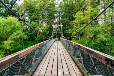Asma köprü. Seyahat güzergahı. Varış yolu. Dışarıdaki turistik patika. Ormanda köprünün üzerinde yol var. Macera rotası. Seyahat tutkusu kavramı.